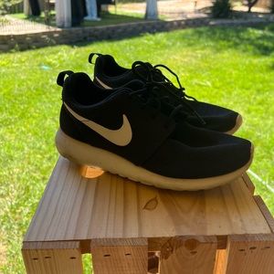 Black and white bike roshe 6.5